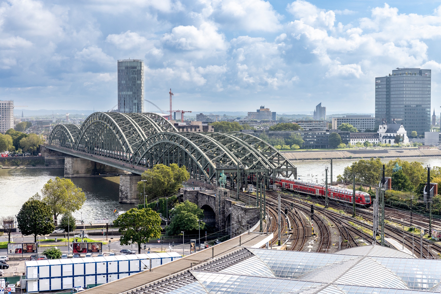 Blick auf Hohenzollernbrücke vom Kölner Hbf Blick auf Hohenzollernbrücke vom Kölner Hbf