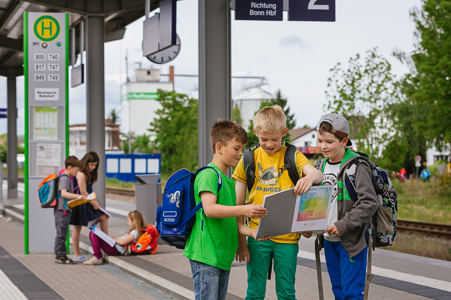 Schüler am Bahnsteig