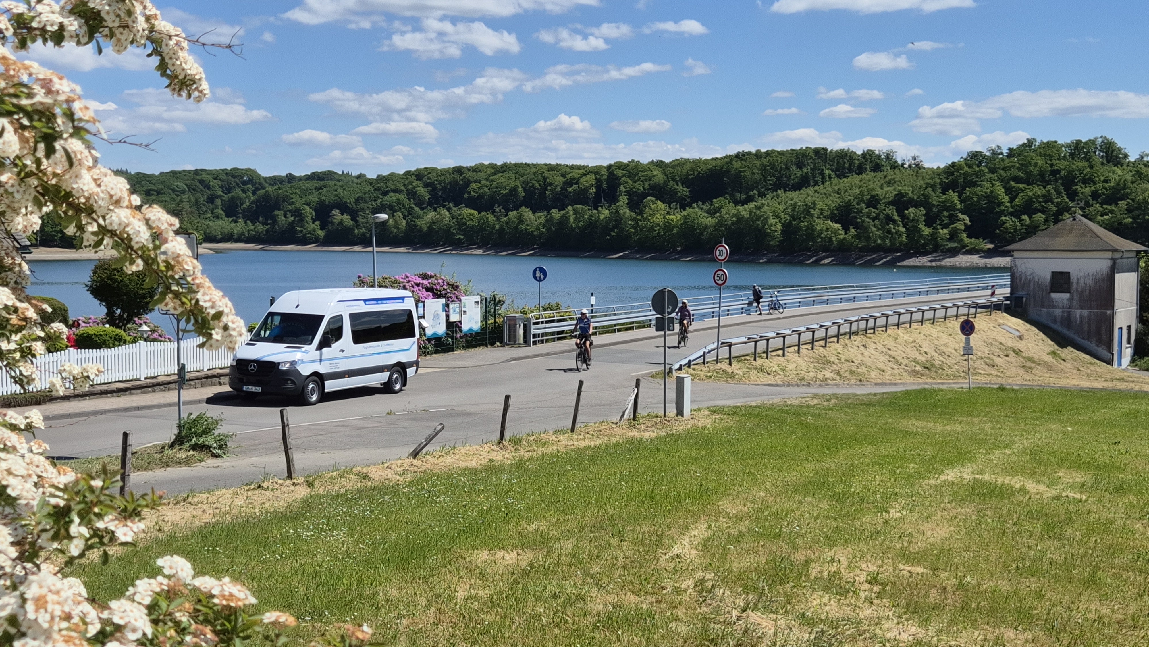 Ein Kleinbus fährt über den Damm der Bevertalsperre. Ein Kleinbus fährt über den Damm der Bevertalsperre.