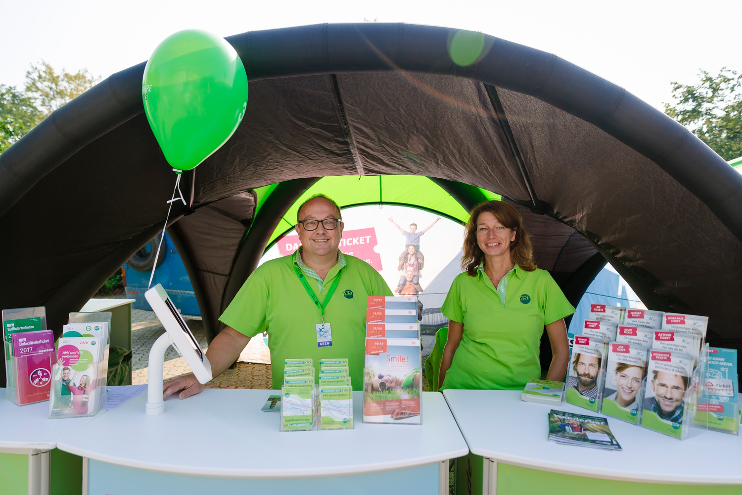 Mitarbeiter*innen am VRS-Infostand