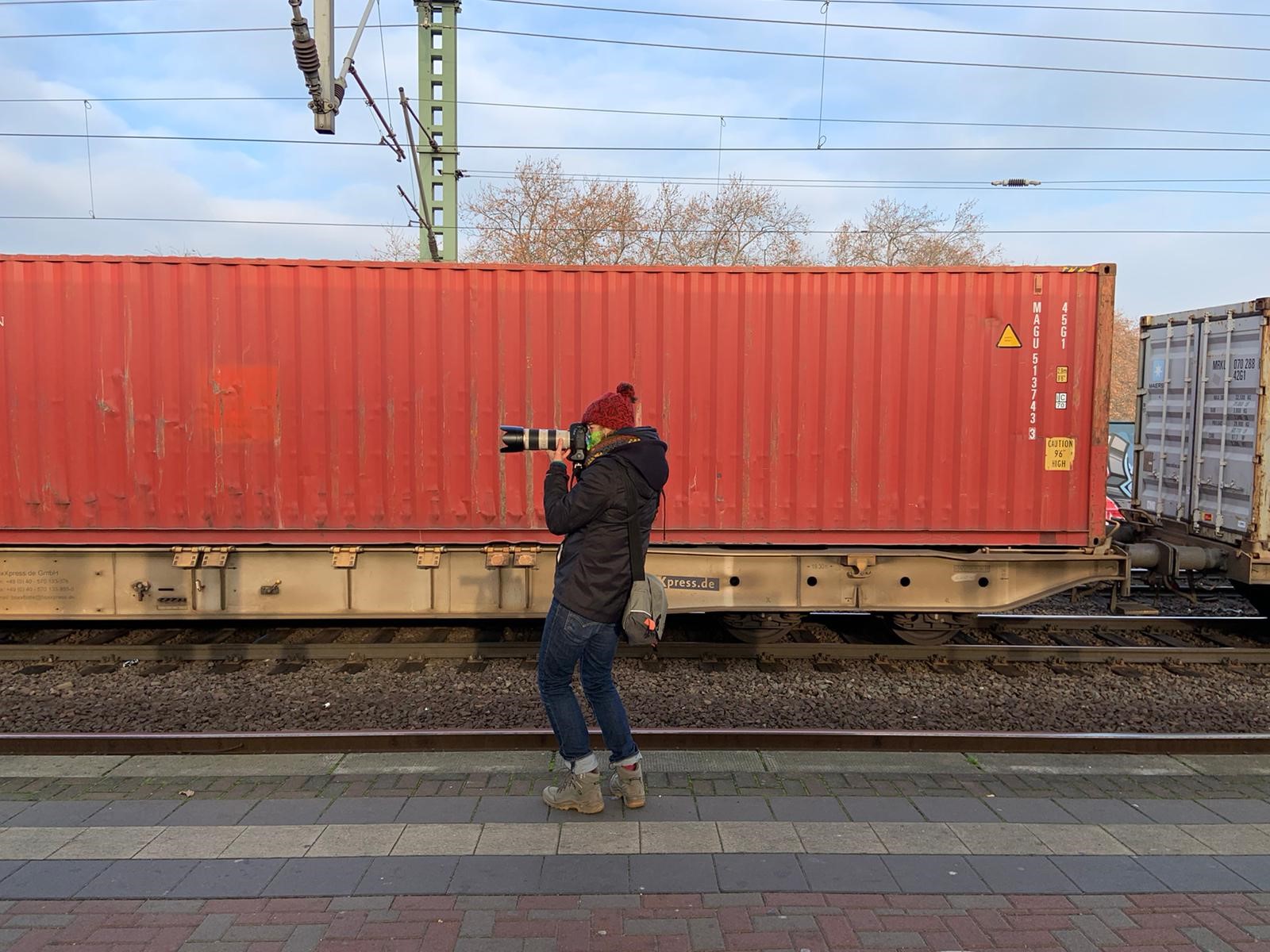 Fotografin in Aktion am Bahnsteig