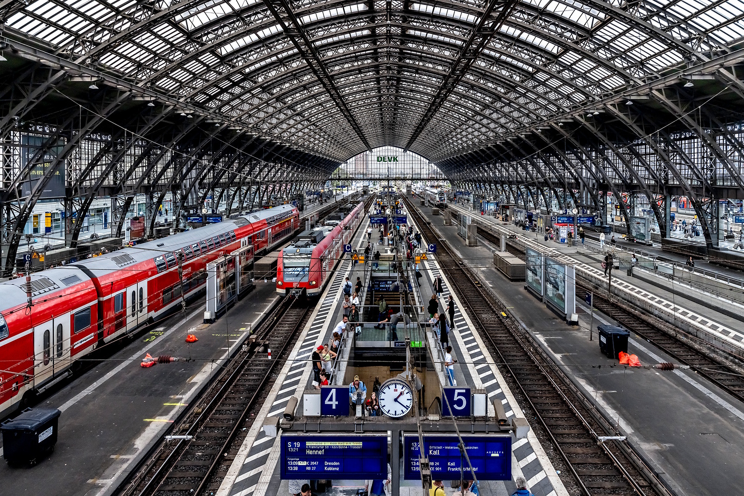 Blick auf die Bahnsteige am Kölner Hauptbahnhof
