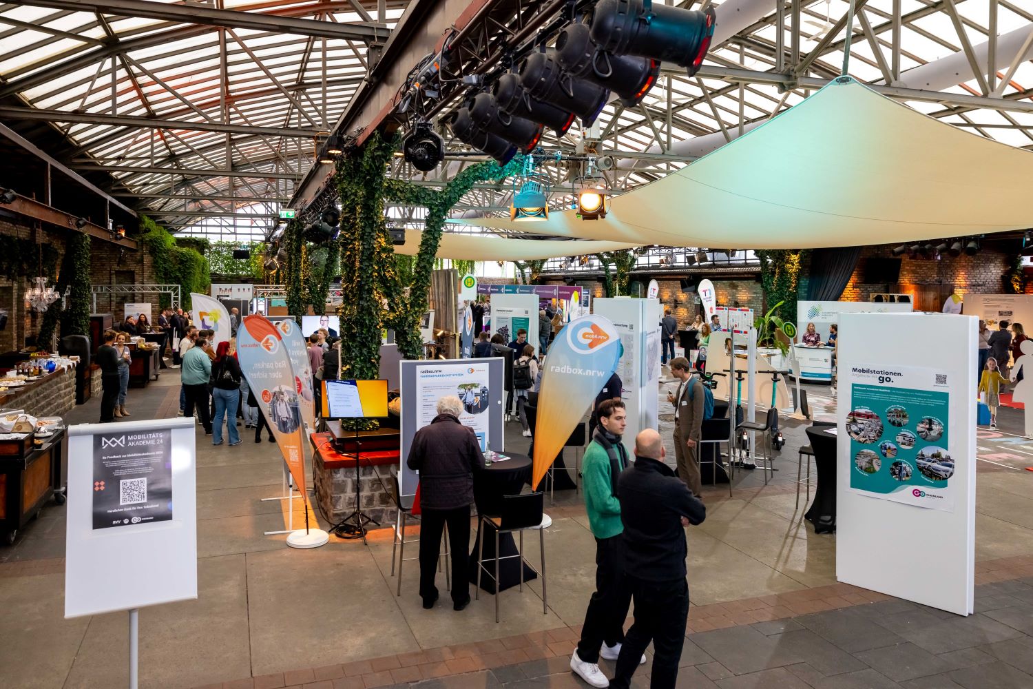 Infomarkt der Mobilitätsakademie 2024 in der Halle Tor 2 in Köln Infomarkt der Mobilitätsakademie 2024 in der Halle Tor 2 in Köln
