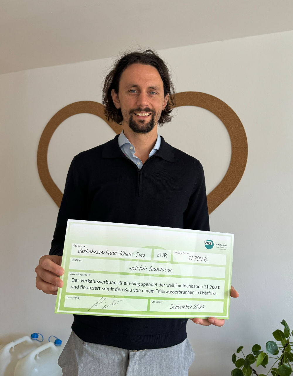 Neven Subotic mit Spendenscheck Neven Subotic mit Spendenscheck