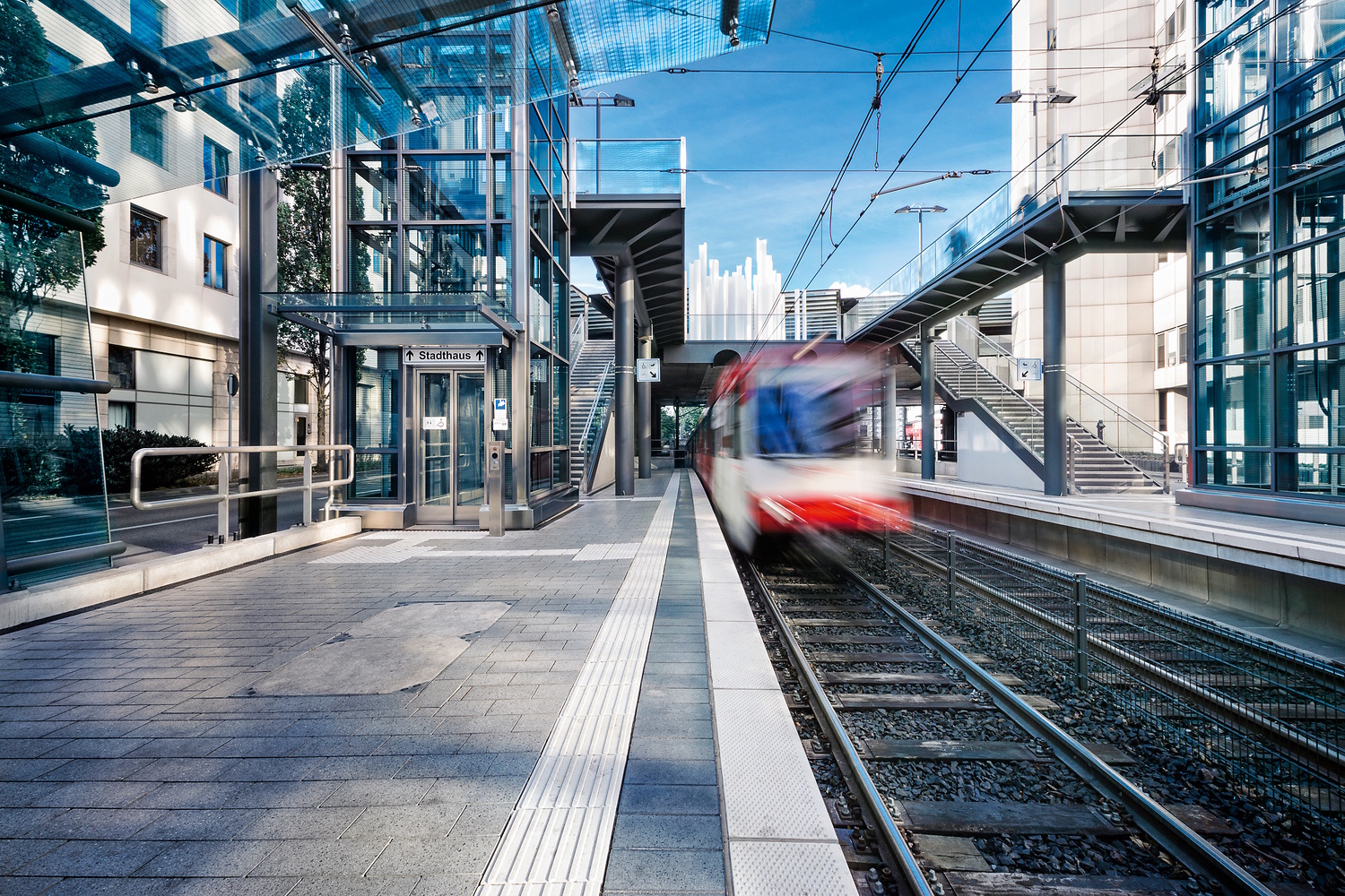Bonn Haltestelle Stadthaus mit einfahrender Bahn