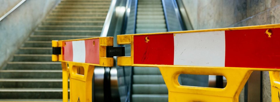 Baustellen Barke an Rolltreppe Baustellen Barke an Rolltreppe