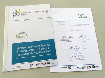 Foto der unterschriebenen Rahmenvereinbarung zum Beitritt der Gemeinde Vettweiß in das Zukunftsnetz Mobilität NRW, Copyright: Gemeinde Vettweiß