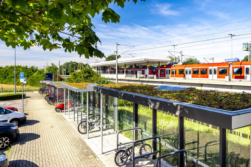 Mobilstation mit P+R-Platz und überdachter B+R-Anlage an Bahnhalt