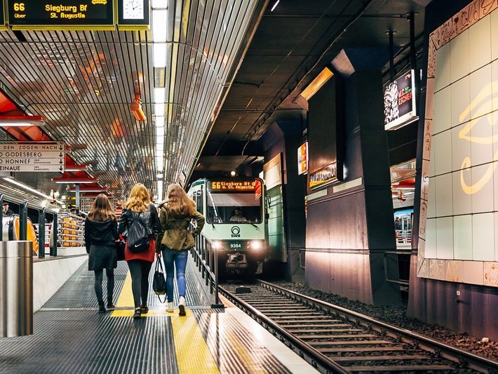 einfahrende Stadtbahn am Bonner Hauptbahnhof