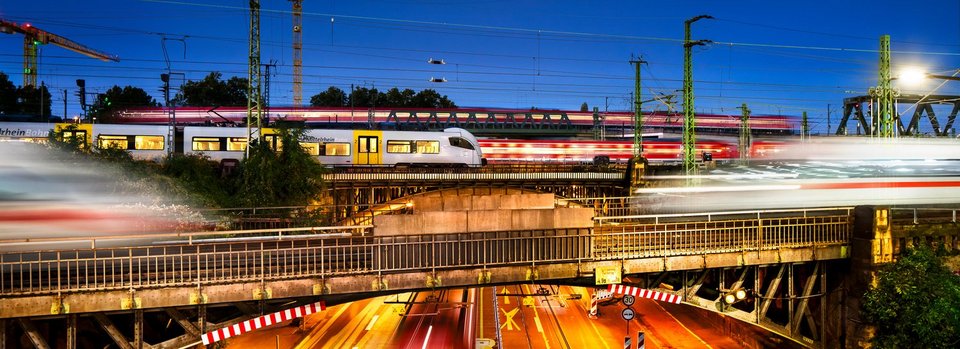 Eisenbahnbrücke und Stadtstraße am Abend
