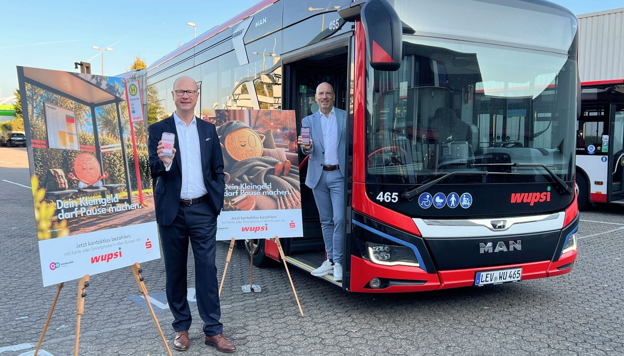 Das Bild zeigt von links Markus Grawe, Vorstandsvorsitzender der Sparkasse Leverkusen und Marc Kretkowski, Geschäftsführer der wupsi GmbH, bei der Präsentation des neuen Systems in einem Bus der wupsi.  © wupsi GmbH