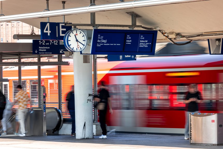 Bahnhofsuhr und einfahrende S-Bahn