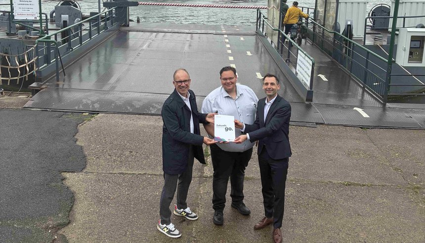 Das Bild zeigt von links go.Rheinland-Geschäftsführer Dr. Norbert Reinkober, Fährbetreiber Michael Birk und den Landtagsabgeordneten Jonathan Grunwald