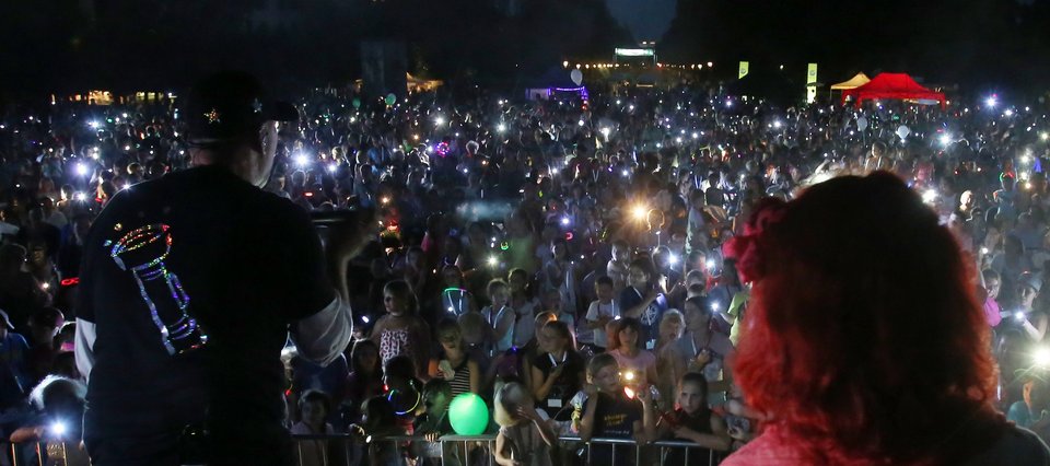 Das Bild zeigt Besucher während des Taschenlampenkonzertes in Bonn (© Bunter Kreis Rheinland e.V.)