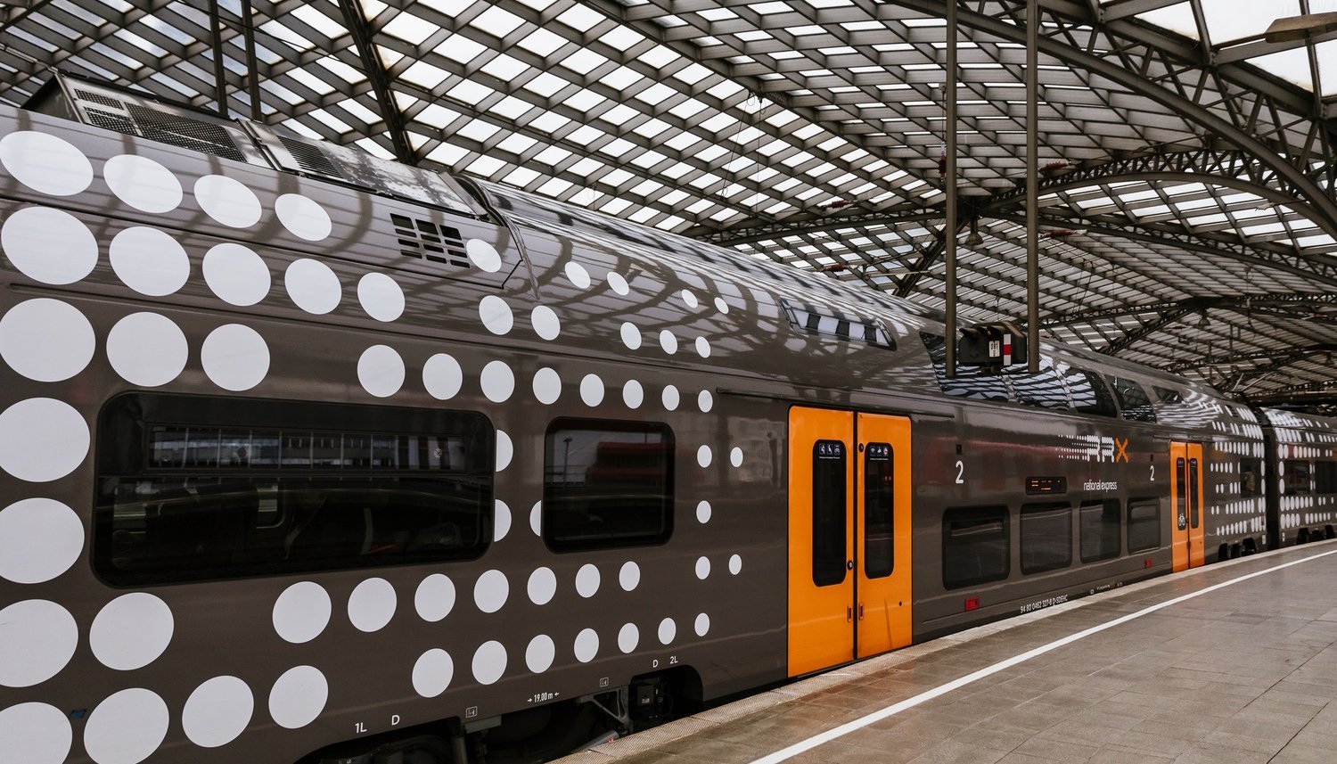 Zug am Hauptbahnhof Köln