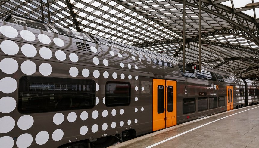 Zug am Hauptbahnhof Köln