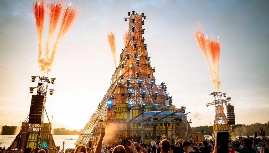 Bühnenansicht Nibirii-Festival Düren (© Nibirii GmbH, Niclas Rühl)
