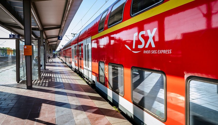 Ein Zug des RE 9 (RSX) hält am Bahnsteig (© go.Rheinland / Smilla Dankert)