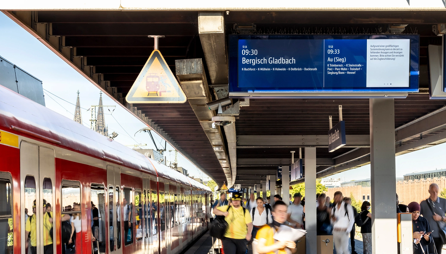 Menschen am Bahnsteig in Köln Deutz