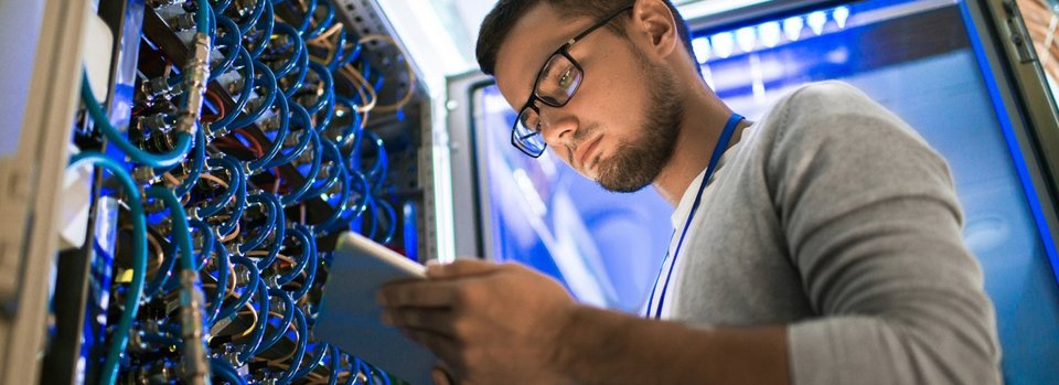 IT-Techniker an Server © Adobe.Stock-Lizenz IT-Techniker an Server © Adobe.Stock-Lizenz