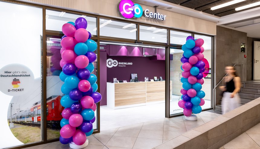 Mit Luftballons geschmücktes go.Center am Bonner Hauptbahnhof (© go.Rheinland / Smilla Dankert)