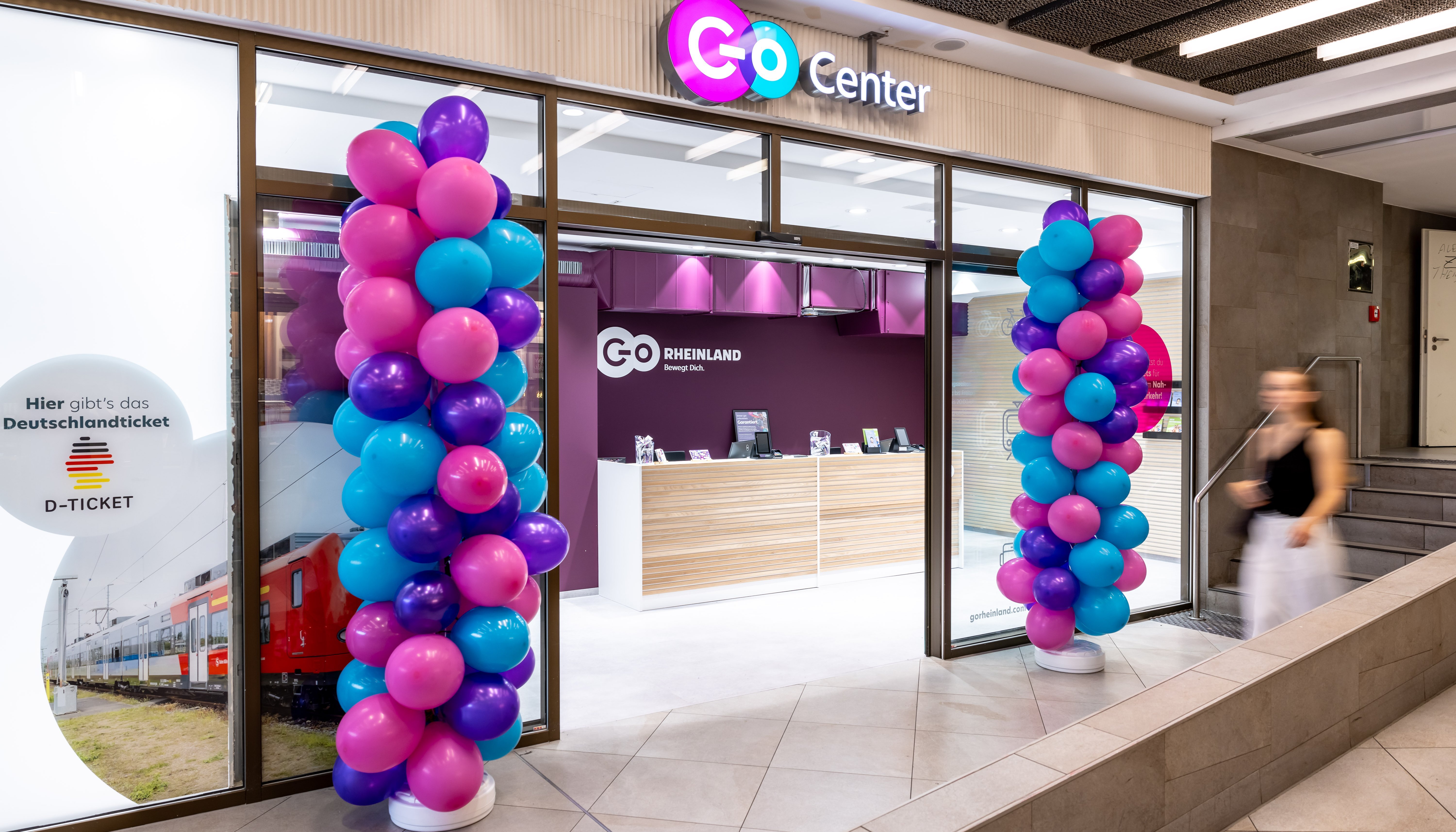 Mit Luftballons geschmücktes go.Center am Bonner Hauptbahnhof (© go.Rheinland / Smilla Dankert)