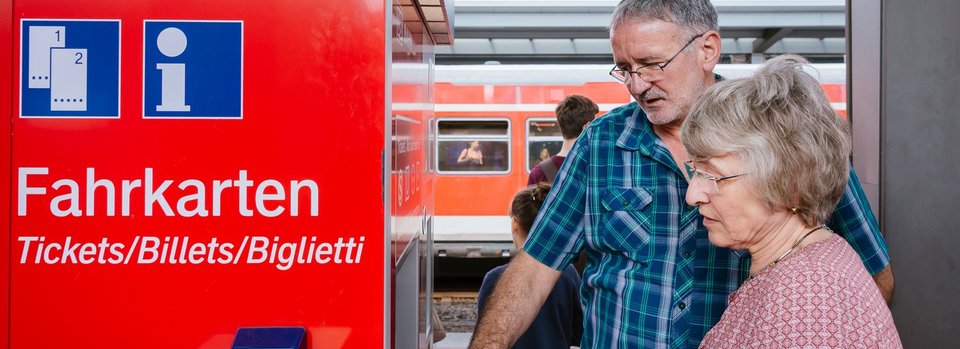 Pärchen am Fahrkartenautomaten