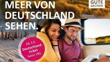 Ein Werbebild zeigt ein Paar in der Bahn mit der Aufschrift: "Meer von Deutschland sehen"