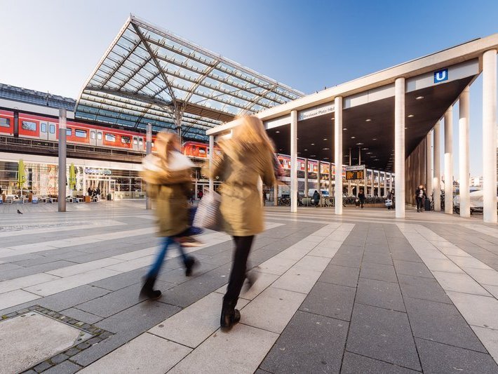 Fahrgäste am Breslauer Platz / Köln Hauptbahnhof