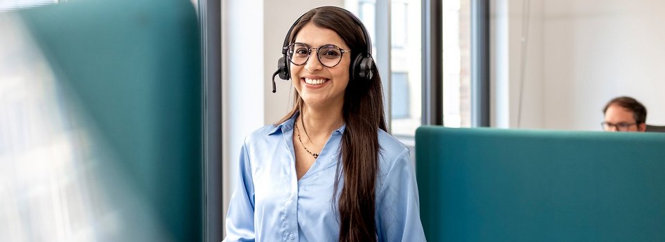 Junge Frau am Computerarbeitsplatz Junge Frau am Computerarbeitsplatz