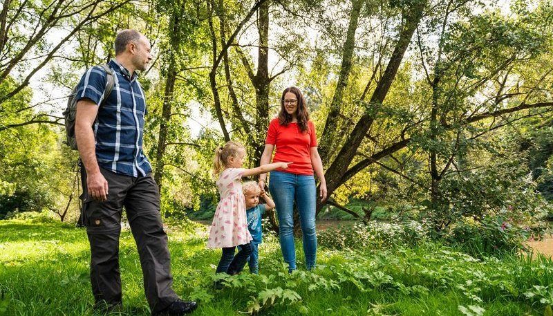 NRW entdecken: Familie im Wald unterwegs