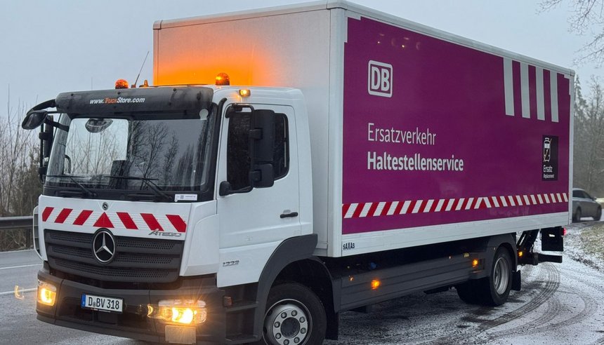 LKW beim Transport von mobilen Ersatzhaltestellen-Masten (© BVR Busverkehr Rheinland GmbH)