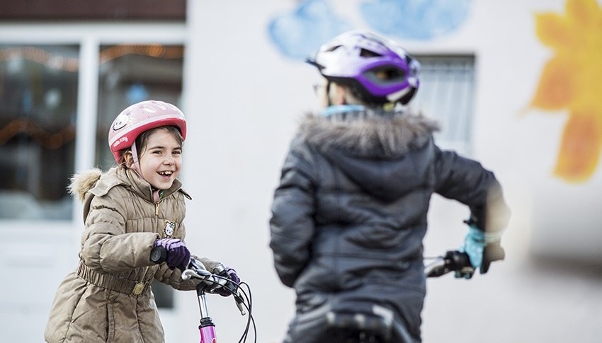 Kinder auf Fahrrad