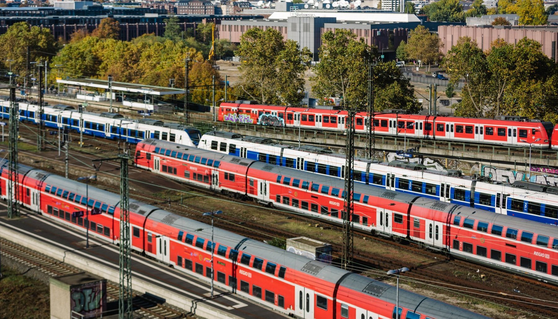 Mehrere Züge auf parallelen Gleisen.
