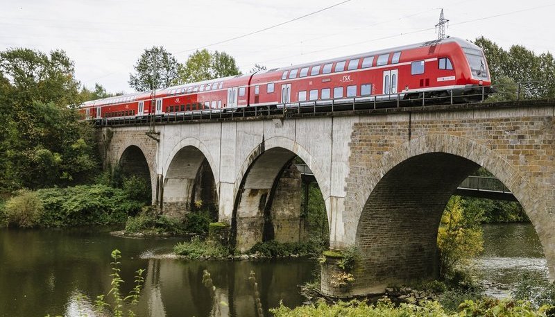 Ein Zug fährt über eine Brücke