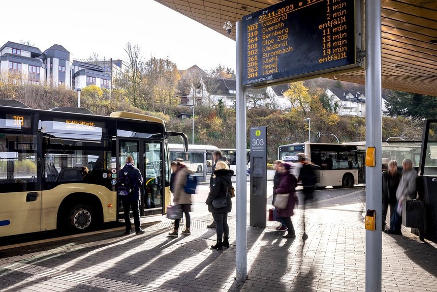 Busbahnhof mit digitaler Fahrtzielanzeige