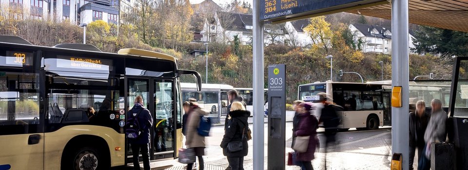 Busbahnhof mit digitaler Fahrtzielanzeige