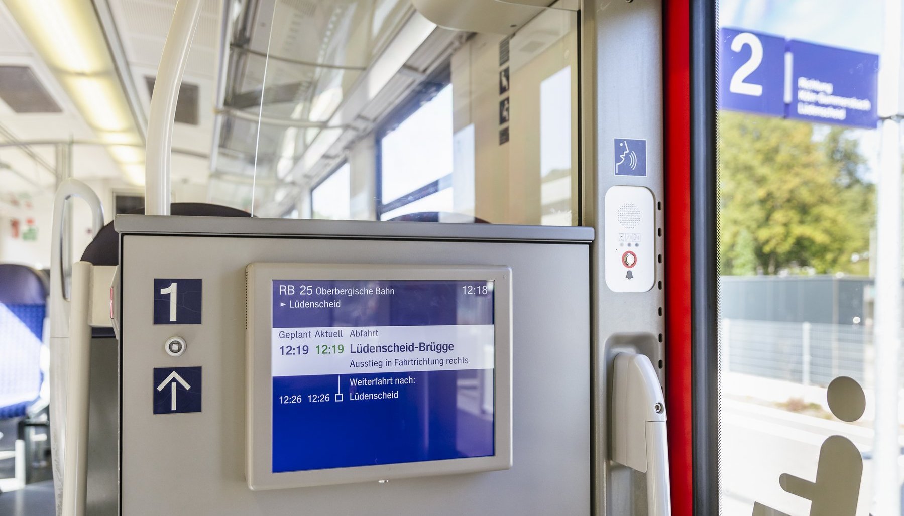 Eine Infotafel in einem Zug zeigt die nächsten Halte