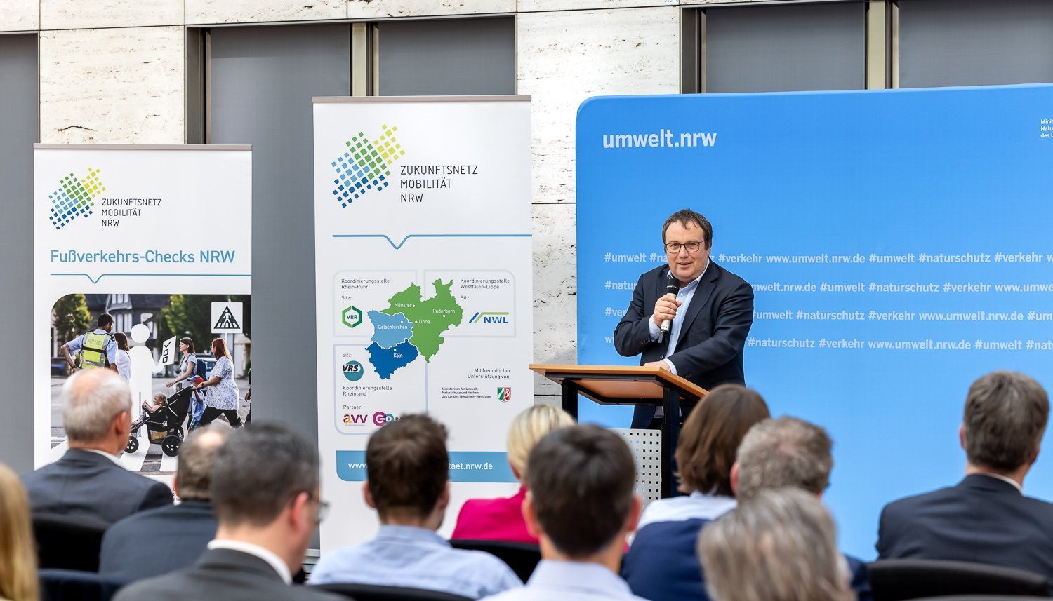 Der Landesminister für Umwelt, Naturschutz und Verkehr auf einer Bühne 