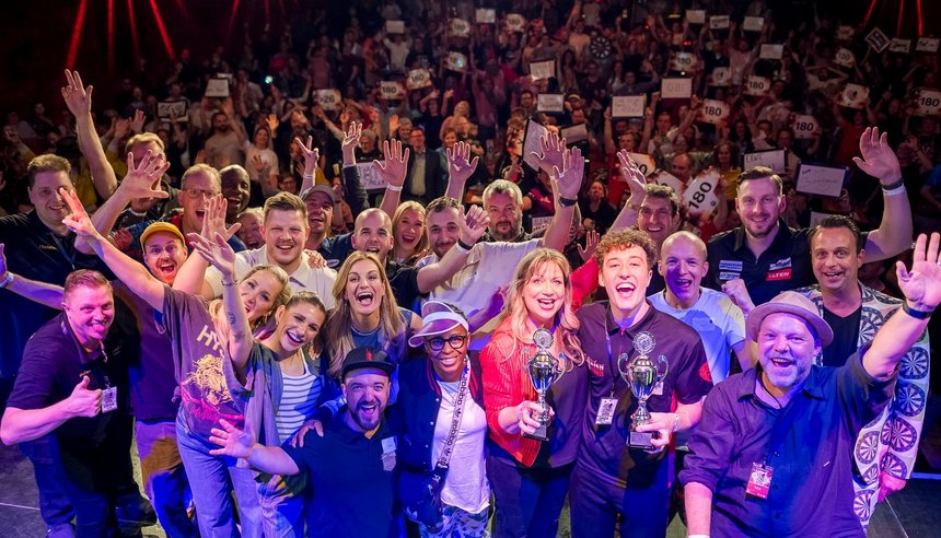 Das Bild zeigt Teilnehmer*innen und Gäste beim Finale der Veranstaltung KöllePally 2025