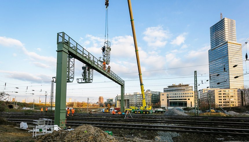 Das Bild zeigt Bauarbeiten für das Elektronische Stellwerk Köln