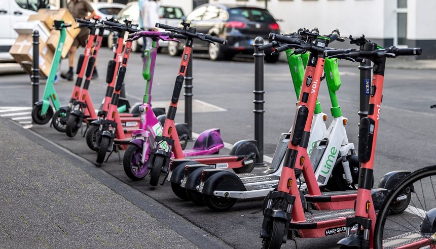 Am Straßenrand parkende E-Tretroller