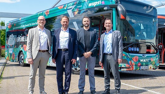 Das Bild zeigt vier Herren vor einem E-Bus der wupsi, © wupsi 2025