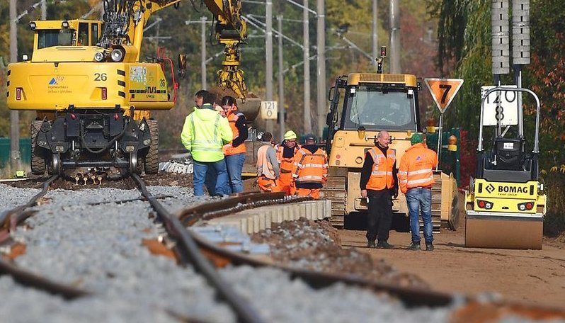 Schienenarbeiten mit Baumaschinen