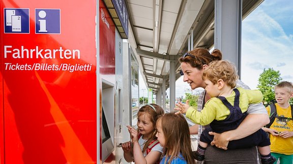 DB Fahrkartenautomat - Mutter mit Kindern am Bahnsteig