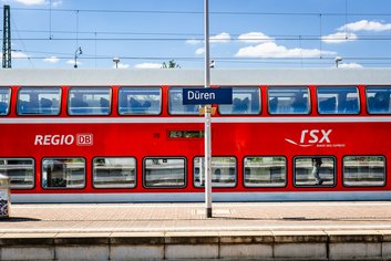 RE 9 (RSX) am Bahnhof Düren