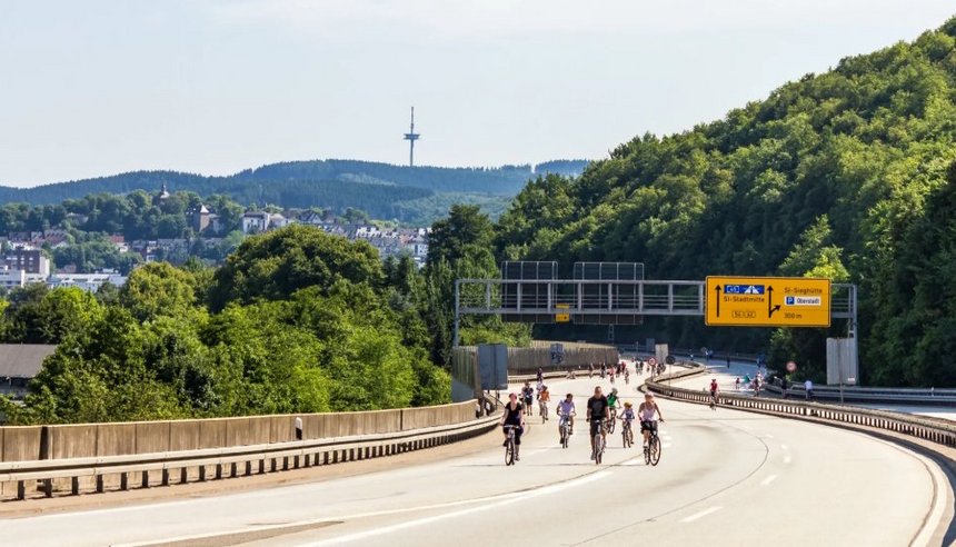 Fahrradfahrer und Fußgänger unterwegs auf den für die Veranstaltung "Siegtal Pur" gesperrten Straßen (© Jens Arndt / stock.adobe.com) Fahrradfahrer und Fußgänger unterwegs auf den für die Veranstaltung "Siegtal Pur" gesperrten Straßen (© Jens Arndt / stock.adobe.com)