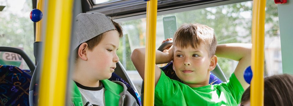 Kinder im Bus sitzend