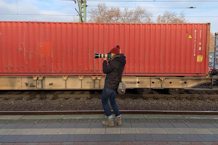 Fotografin in Aktion am Bahnsteig