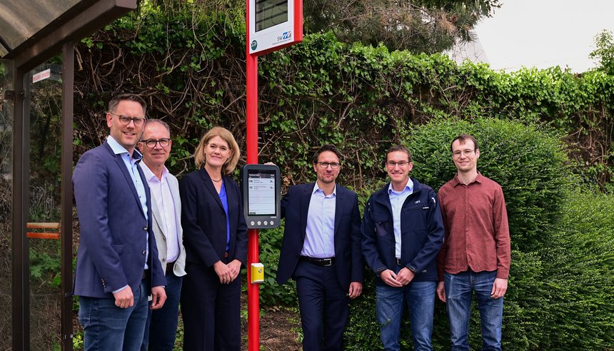 Gruppenfoto zur Inbetriebnahme einer digitalen Haltestelle in Wesseling Gruppenfoto zur Inbetriebnahme einer digitalen Haltestelle in Wesseling